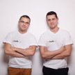 Tomasz Trościaniec (z prawej) i Łukasz Fabisiak stworzyli platformę łączącą gospodarzy i podróżnych
