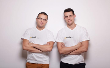 Tomasz Trościaniec (z prawej) i Łukasz Fabisiak stworzyli platformę łączącą gospodarzy i podróżnych