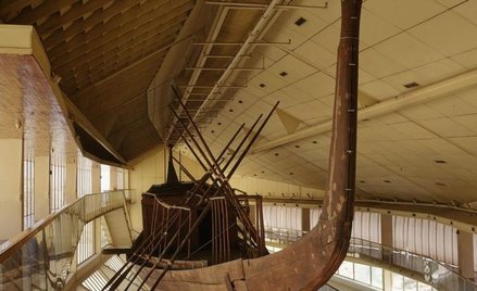 Słoneczną barkę Cheopsa można oglądać w specjalnym pawilonie muzealnym