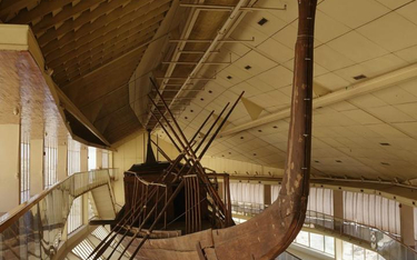 Słoneczną barkę Cheopsa można oglądać w specjalnym pawilonie muzealnym