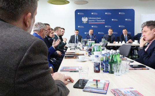 Spotkanie odbyło się z inicjatywy burmistrza Darłowa Arkadiusza Klimowicza. Na prośbę ministra Sławo