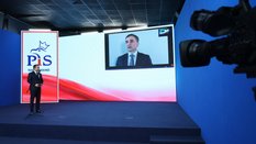 Zdalne oświadczenie Zbigniewa Ziobry na ekranie w siedzibie PiS przy ul. Nowogrodzkiej w Warszawie