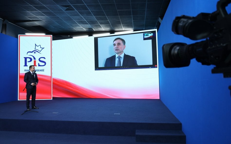 Zdalne oświadczenie Zbigniewa Ziobry na ekranie w siedzibie PiS przy ul. Nowogrodzkiej w Warszawie
