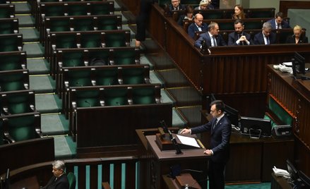 Minister finansów Andrzej Domański na sali obrad Sejmu. Posłowie PiS opuścili salę plenarną Sejmu, p