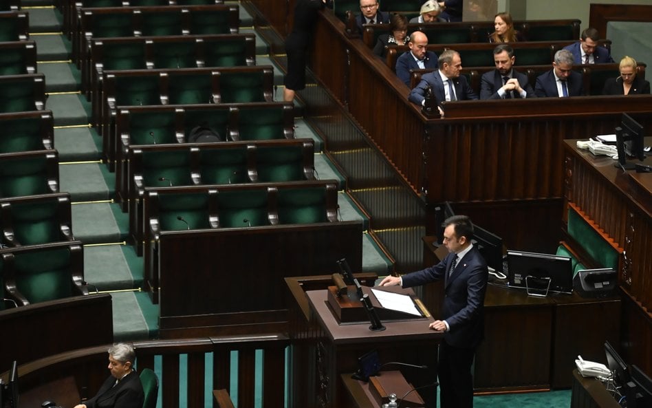 Minister finansów Andrzej Domański na sali obrad Sejmu. Posłowie PiS opuścili salę plenarną Sejmu, p