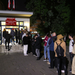 Kolejka osób oczekujących na oddanie głosu przed siedzibą Obwodowej Komisji Wyborczej nr 124 w Krako