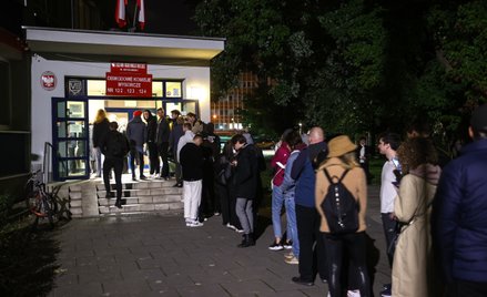 Kolejka osób oczekujących na oddanie głosu przed siedzibą Obwodowej Komisji Wyborczej nr 124 w Krako