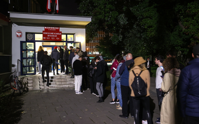 Kolejka osób oczekujących na oddanie głosu przed siedzibą Obwodowej Komisji Wyborczej nr 124 w Krako