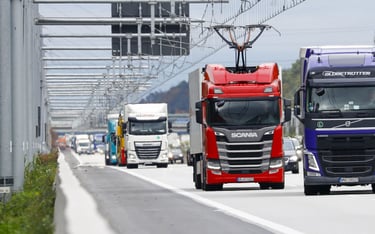 W Niemczech uruchomiono testowe odcinki elektrycznej autostrady, na której ciężarówki zasilane są po