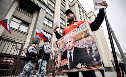 „My jesteśmy z nim, a ty?” – proputinowska pikieta przed siedzibą parlamentu. Aktywiści wspierający 