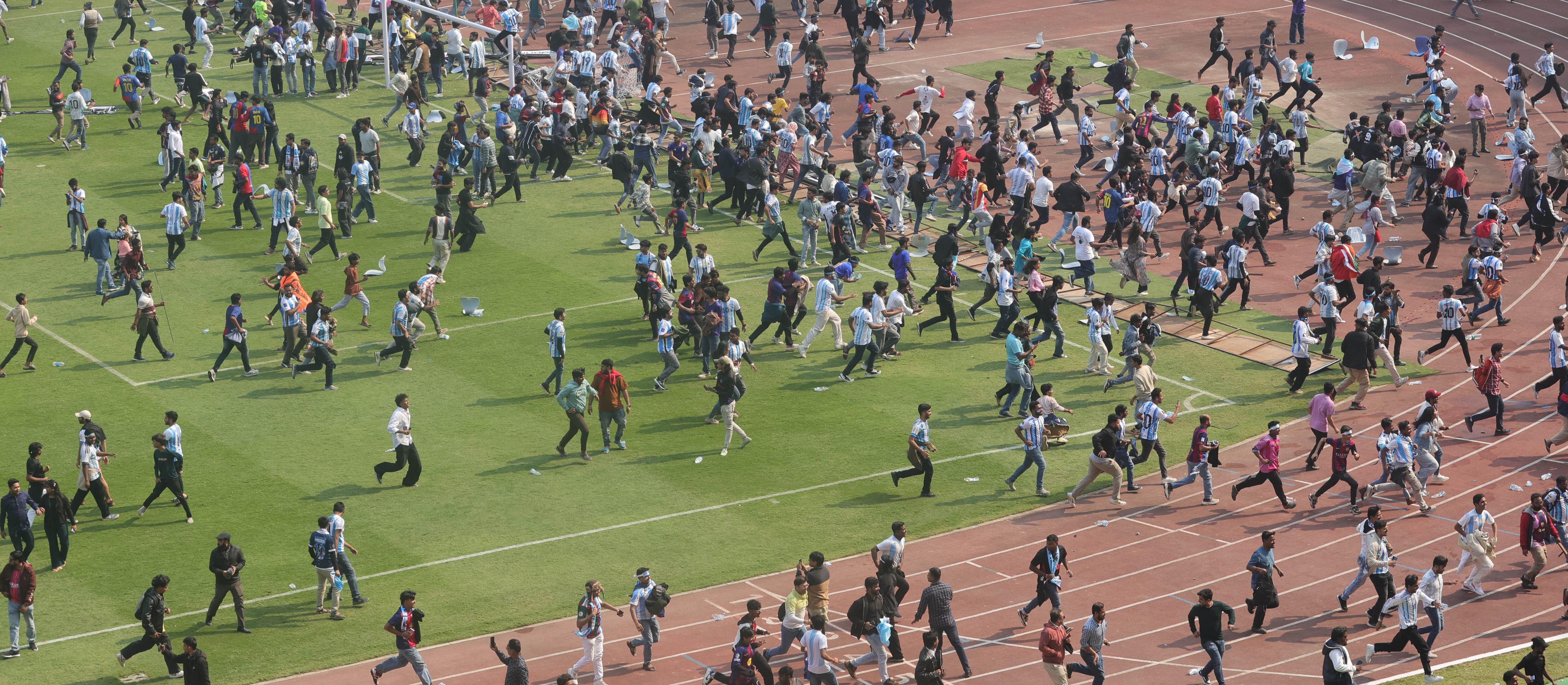 Kibice rozczarowani wizytą Leo Messiego w Kalkucie. Wdarli się na boisko i zdemolowali stadion