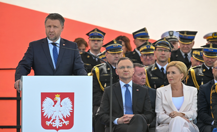 Minister spraw wewnętrznych i administracji Marcin Kierwiński oraz prezydent Andrzej Duda i pierwsza