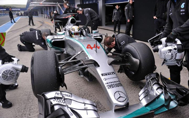 Lewis Hamilton, Mercedes i niemiecka precyzja – każdy dokręca swoją śrubkę.
