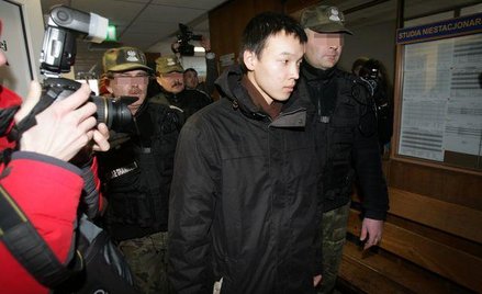 Hasza Batdavaa eskortowany przez funkcjonariuszy Straży Granicznej na obronę pracy magisterskiej