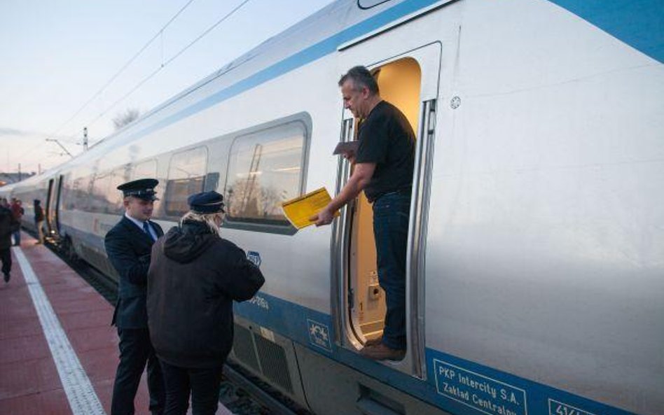 PKP Intercity rozdaje jabłka w Święto Niepodległości