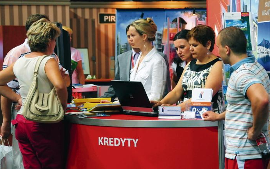 Unia Europejska chce, żeby nadzory krajowe czuwały nad kompetencją osób pracujących przy sprzedaży k