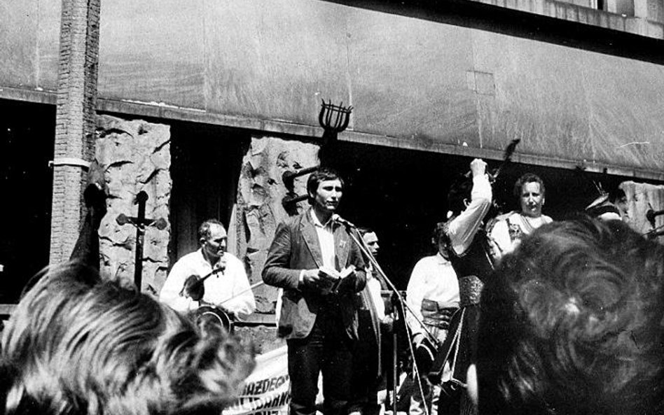 Maciej Rayzacher podczas recytacji