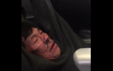 Pasażer siłą usunięty z samolotu. Rasizm - uważają Chińczycy