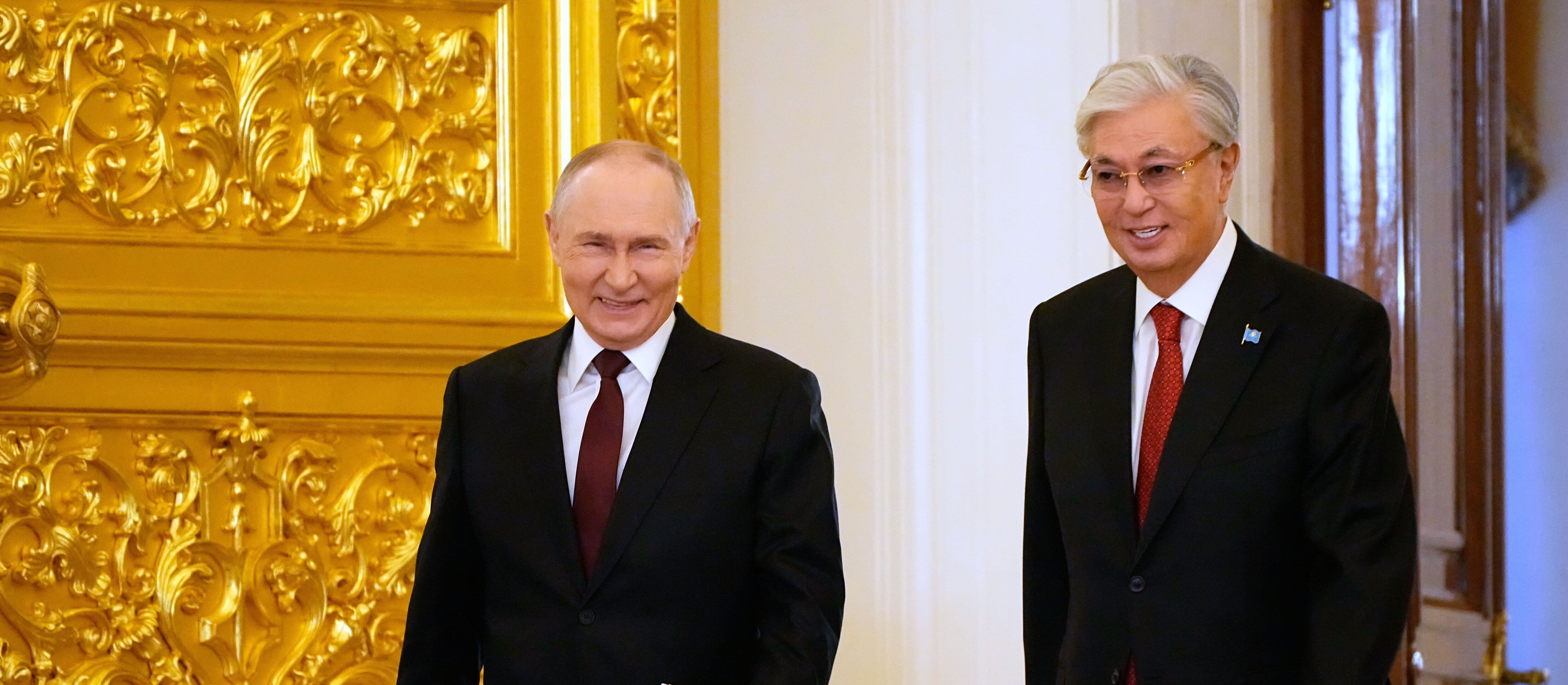 Przyjaźnić się z USA, ale też z Rosją. Elastyczny jak prezydent Kazachstanu