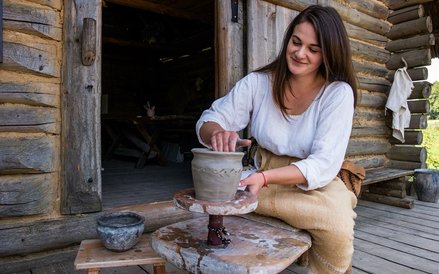 Średniowieczna Osada. Można tu własnoręcznie wykonać m.in. gliniany garnek (fot. Janusz Tatarkiewicz