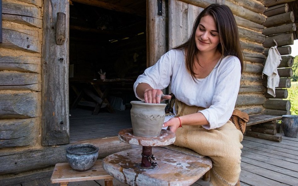 Średniowieczna Osada. Można tu własnoręcznie wykonać m.in. gliniany garnek (fot. Janusz Tatarkiewicz