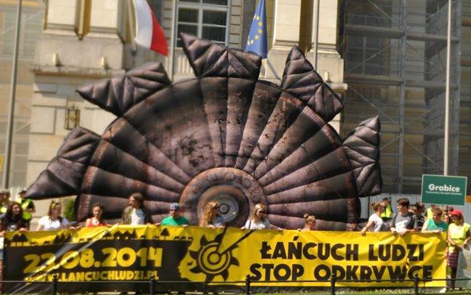 Wczorajsza demonstracja przeciwników budowy nowych kopalń węgla brunatnego przed Kancelarią Premiera