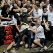 Brazylia, Sao Paulo. Ekipa F1 Brawn GP świętuje z kierowcą Rubenem Barrichello zwycięstwo jego koleg