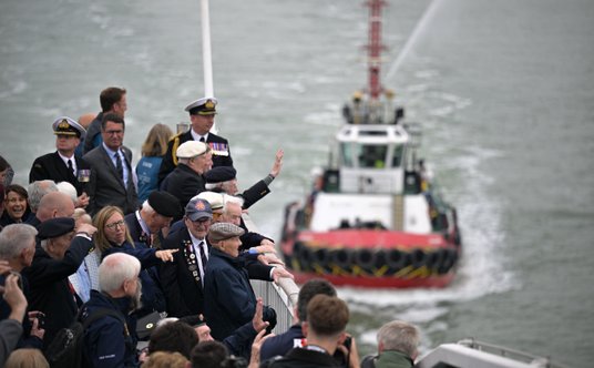 Brytyjscy weterani D-Day na pokładzie promu Brittany Ferries podczas rejsu do Francji, u wybrzeży Po