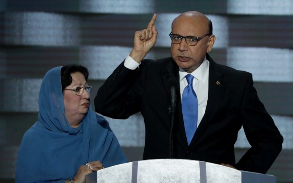 USA: Ojciec muzułmańskiego żołnierza chce pożyczyć konstytucję Donaldowi Trumpowi