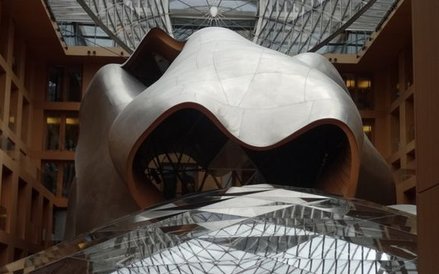 Ekspresyjne Atrium Franka O. Gehry w DZ Bank wygląda jak organiczna rzeźba