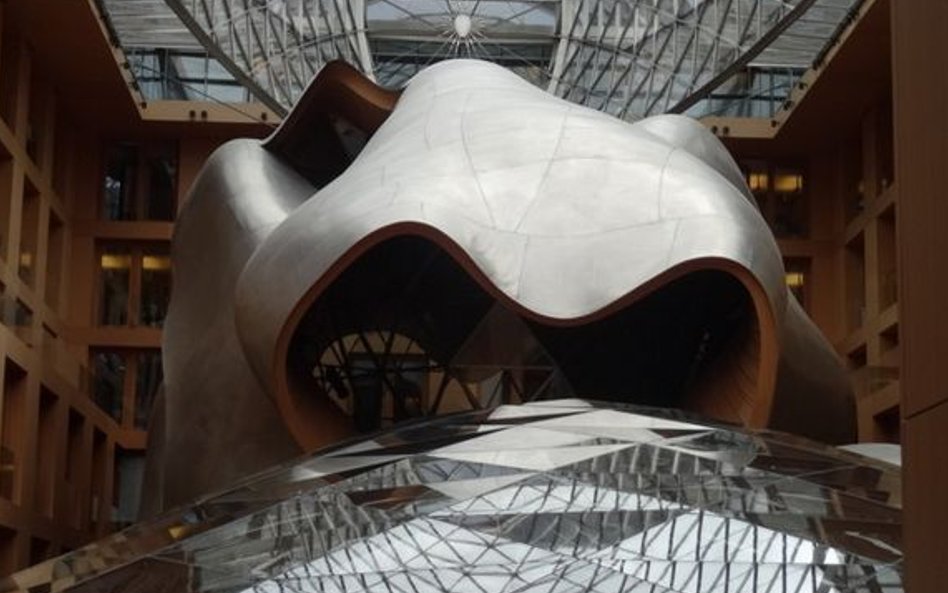Ekspresyjne Atrium Franka O. Gehry w DZ Bank wygląda jak organiczna rzeźba