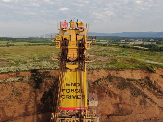 Działacze Greenpeace z Czech, Polski i Niemiec wspięli się na niemal 60-metrową koparkę i rozwiesili