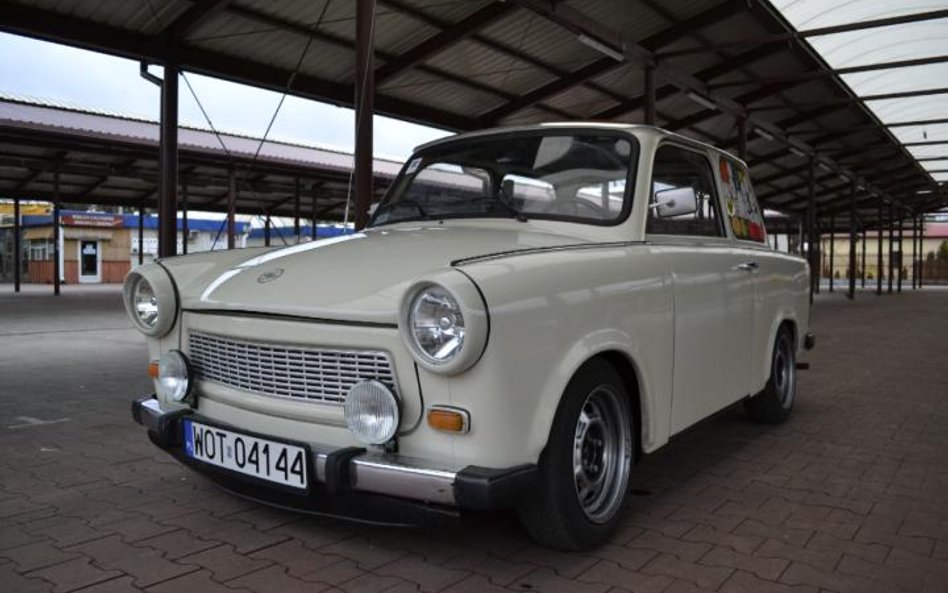 Trabant to idealna propozycja dla kierowców bez kompleksów, którzy chcą stylowe, ale tanie auto. Tyl