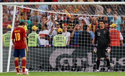 Bramkarz Rui Patricio wyczuł, gdzie będzie strzelał Cesc Fabregas, ale nie sięgnął piłki. Ten karny 