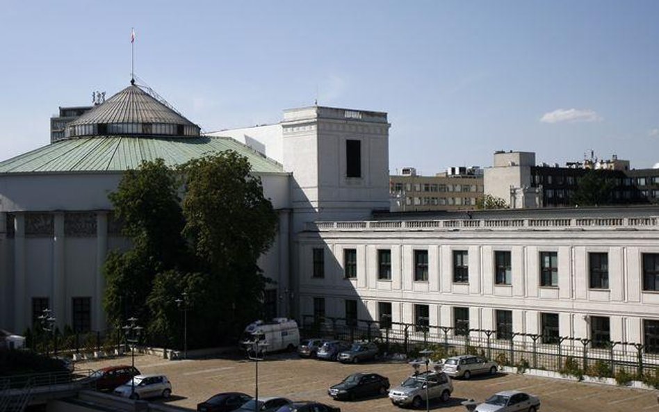 Teren zajmowany przez parking pod Sejmem miał być zabudowany biblioteką sejmową