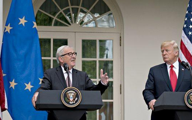 Jean-Claude Juncker i Donald Trump w lipcu 2018 r. obiecali powstrzymanie konfliktu i negocjowanie u