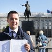 Poseł Łukasz Rzepecki prezentuje pismo ws. likwidacji immunitetu formalnego, skierowane do prezydent
