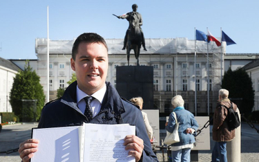 Poseł Łukasz Rzepecki prezentuje pismo ws. likwidacji immunitetu formalnego, skierowane do prezydent