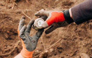 Porcelanowa filiżanka z fabryki Hutschenreuther to jedno z pierwszych odkryć wykopalisk na terenie P
