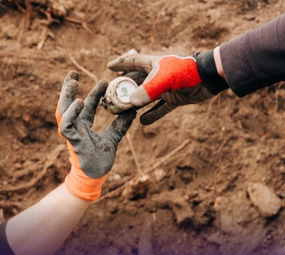 Porcelanowa filiżanka z fabryki Hutschenreuther to jedno z pierwszych odkryć wykopalisk na terenie P