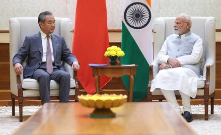 Premier Indii Narendra Modi i chiński minister spraw zagranicznych Wang Yi w Nowym Delhi
