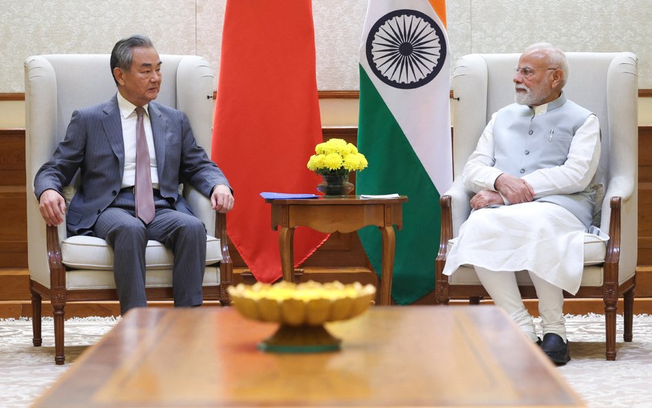 Premier Indii Narendra Modi i chiński minister spraw zagranicznych Wang Yi w Nowym Delhi