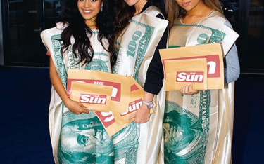 Modelki z trzeciej strony „The Sun”, które redakcja wysłała w charakterze „łapówki” dla działaczy FI