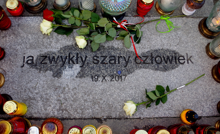 Tusk wspomina w exposé słowa "Zwykłego, szarego człowieka”. Kim był Piotr Szczęsny?