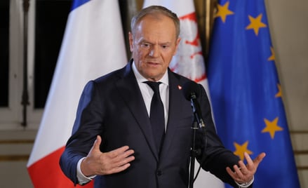 Premier Donald Tusk podczas wypowiedzi dla mediów w Paryżu