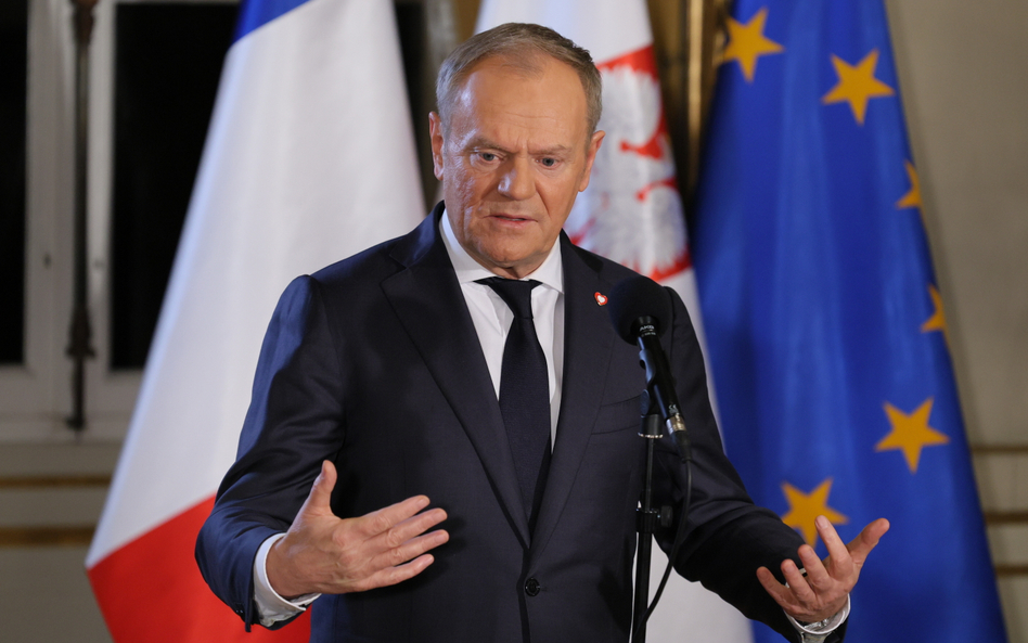 Premier Donald Tusk podczas wypowiedzi dla mediów w Paryżu