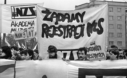23 maja 1989 r.: demonstracja w Warszawie po odmowie rejestracji NZS. Trzeci od lewej Andrzej Papier
