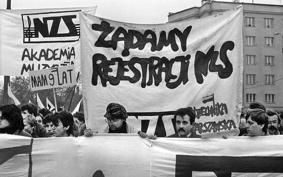 23 maja 1989 r.: demonstracja w Warszawie po odmowie rejestracji NZS. Trzeci od lewej Andrzej Papier