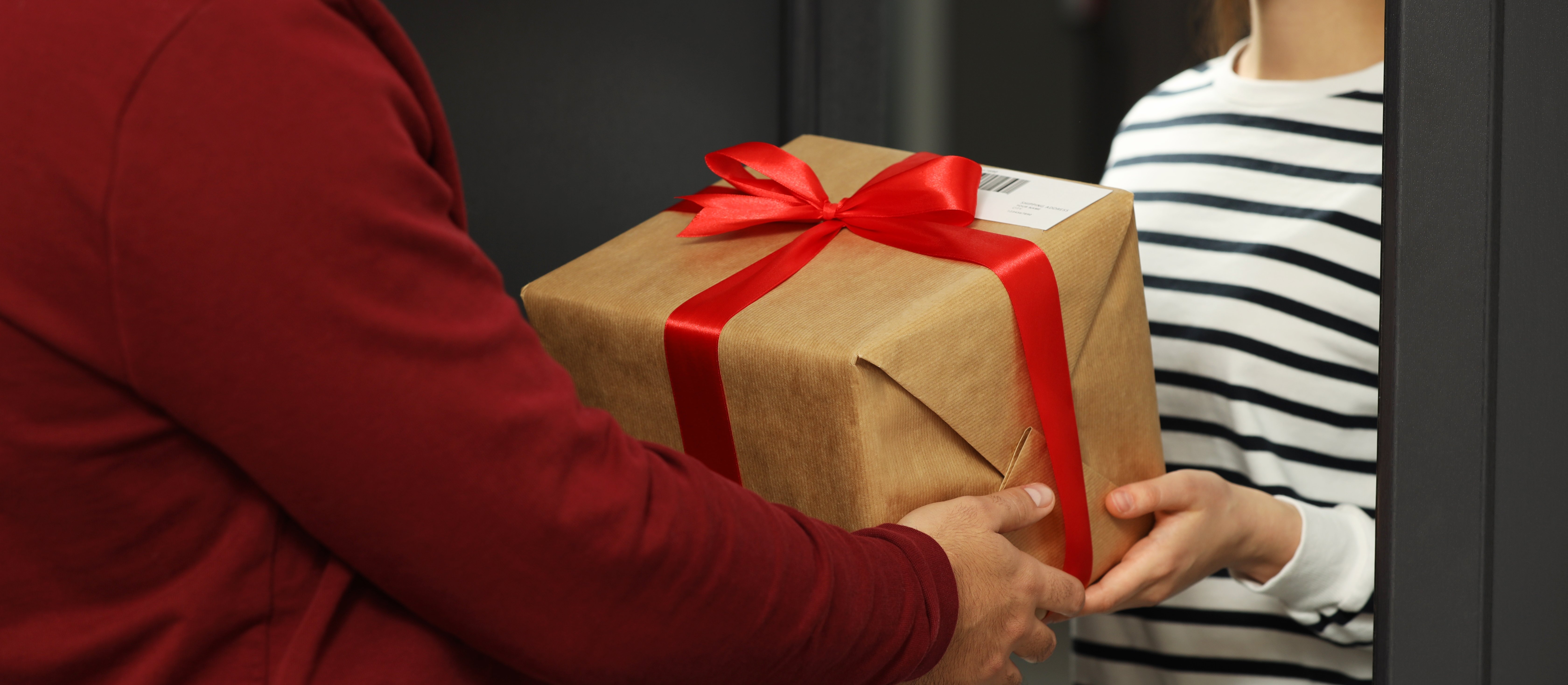 Do kiedy wysłać prezenty, żeby dotarły przed świętami? Poczta Polska podała daty