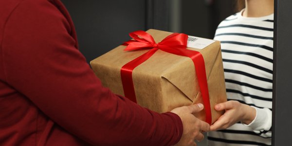 Do kiedy wysłać prezenty, żeby dotarły przed świętami? Poczta Polska podała daty